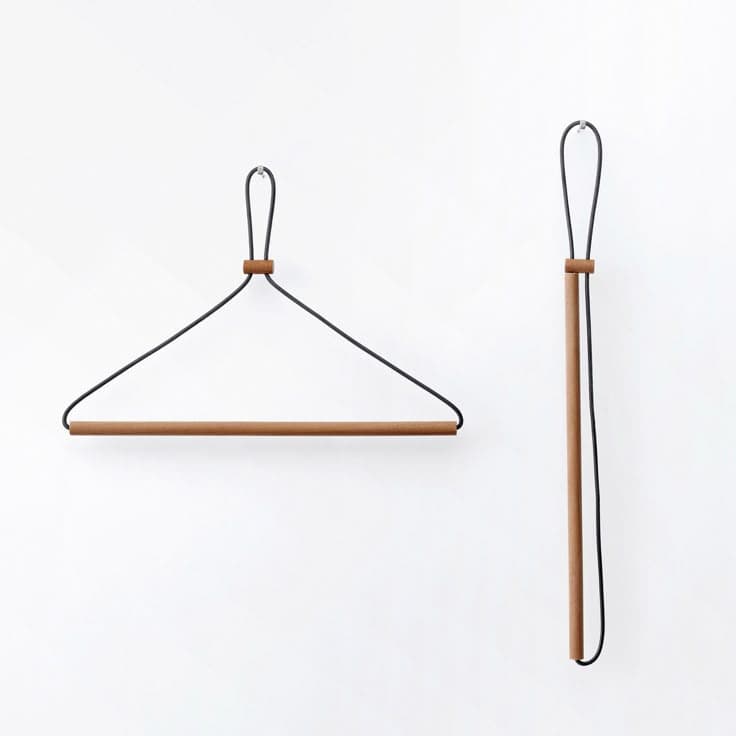Y002 <レザーレースハンガー> 木と革ひもをつないだだけのとてもシンプルな構成。 革ひもを通した小さな木のパーツを移動させる事で、使用していない時の姿もコンパクトに、美しく。 重力の働きによってシャツの襟などの微妙な角度にも寄り添い、衣服… | Hanger, Hanger design, Leather and lace